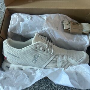 Women's New never worn Cloud 5 Pearl/ White Sneakers Size 8.5W